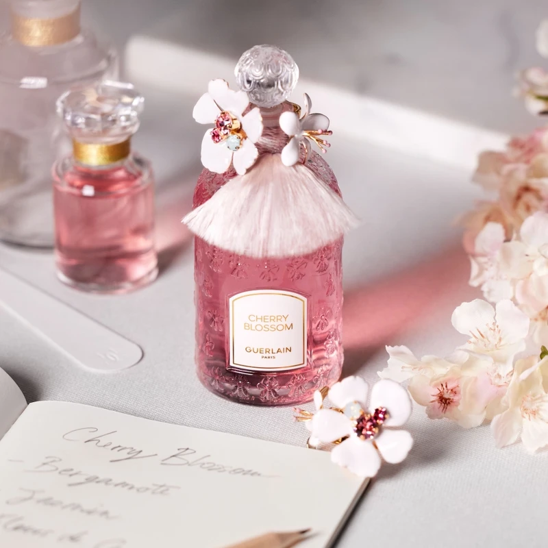 嬌蘭花冠粉櫻淡香水珠櫻流蘇蜂印瓶工藝情境圖。 嬌蘭花冠粉櫻淡香水珠櫻流蘇蜂印瓶工藝情境圖。