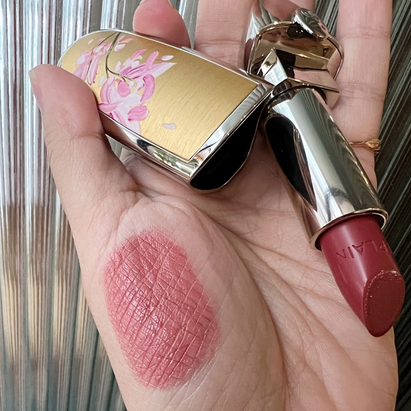 嬌蘭紅寶之吻高訂唇膏N°69(月見粉櫻限定版) NT1,250。紅寶之吻高訂唇膏彩殼(月見粉櫻限定版),NT1,350 嬌蘭紅寶之吻高訂唇膏N°69(月見粉櫻限定版) NT1,250。紅寶之吻高訂唇膏彩殼(月見粉櫻限定版),NT1,350