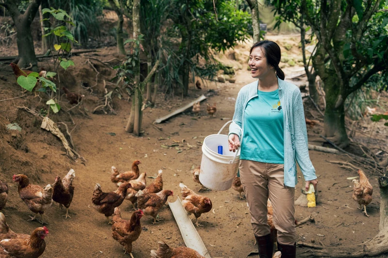 劉品言在電影《莎莉》中飾演養雞農婦，曾和近千隻雞對戲