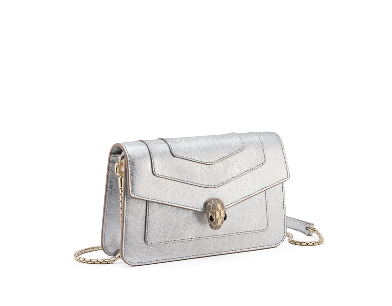 BVLGARI Serpenti Forever 銀色紋理小牛皮鏈帶皮夾,價格店洽。 BVLGARI Serpenti Forever 銀色紋理小牛皮鏈帶皮夾,價格店洽。