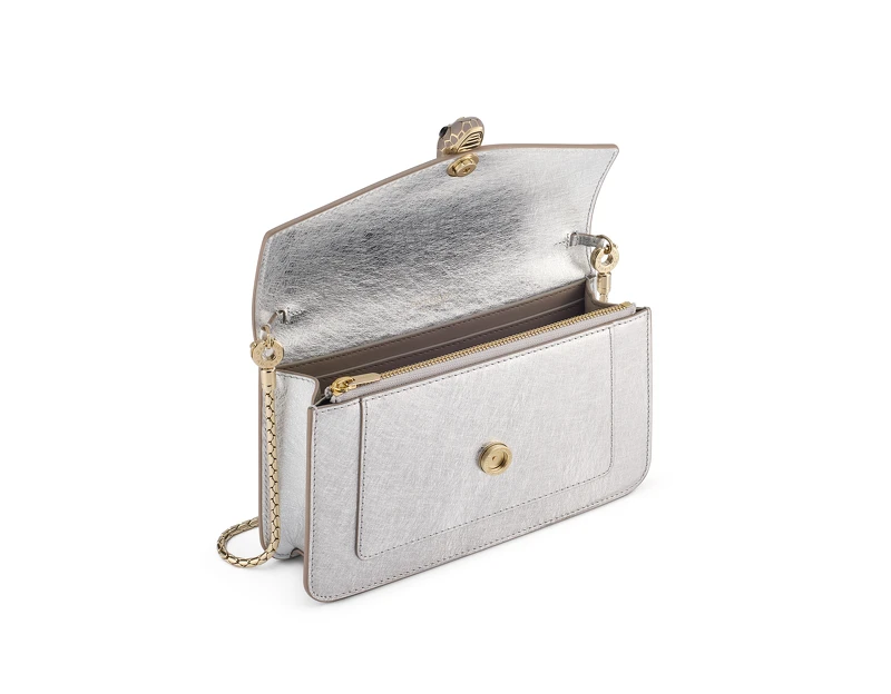 BVLGARI Serpenti Forever 銀色紋理小牛皮鏈帶皮夾,價格店洽。 BVLGARI Serpenti Forever 銀色紋理小牛皮鏈帶皮夾,價格店洽。