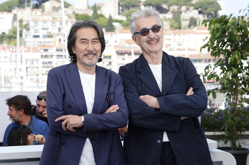 役所廣司(左)憑文溫德斯執導的《我的完美日常》榮獲坎城影帝