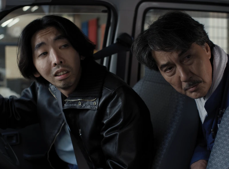 柄本時生(左)在《我的完美日常》片中飾演役所廣司的清潔員同事
