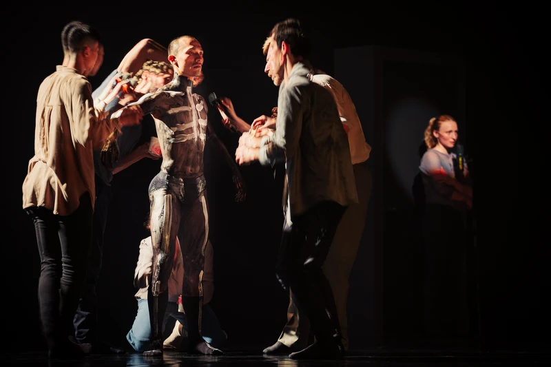 舞作試圖詰問對「自我呈現」的終極追求,在認同與被認同中徬徨,如何讓個體逐漸崩解。 舞作試圖詰問對「自我呈現」的終極追求,在認同與被認同中徬徨,如何讓個體逐漸崩解。