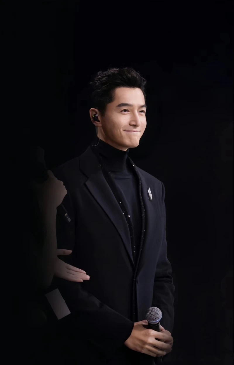 經王家衛調整之後，胡歌宣傳都穿得很「寶總」。