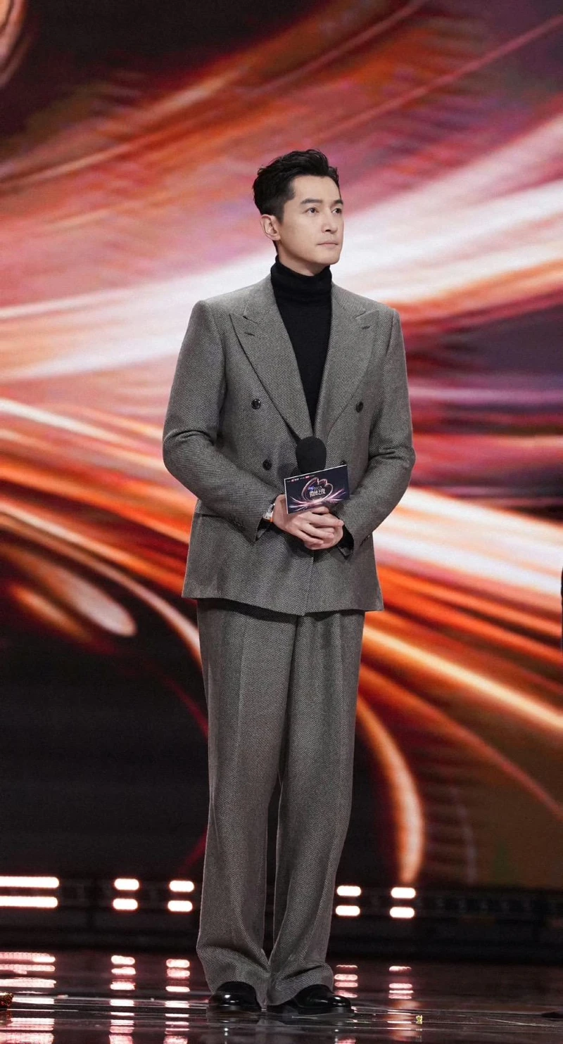 經王家衛調整之後，胡歌宣傳都穿得很「寶總」。