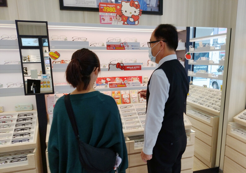 HELLO KITTY五十週年各種聯名商品越來越多,掀起粉絲的掃貨收藏潮,其中聯名鏡框也成為熱門的焦點/網友提供 HELLO KITTY五十週年各種聯名商品越來越多,掀起粉絲的掃貨收藏潮,其中聯名鏡框也成為熱門的焦點/網友提供