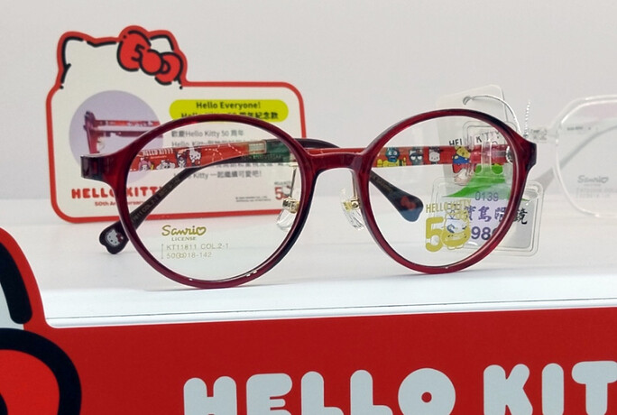 HELLO KITTY五十週年的聯名鏡框設計充滿可愛教主的元素/網友提供 HELLO KITTY五十週年的聯名鏡框設計充滿可愛教主的元素/網友提供