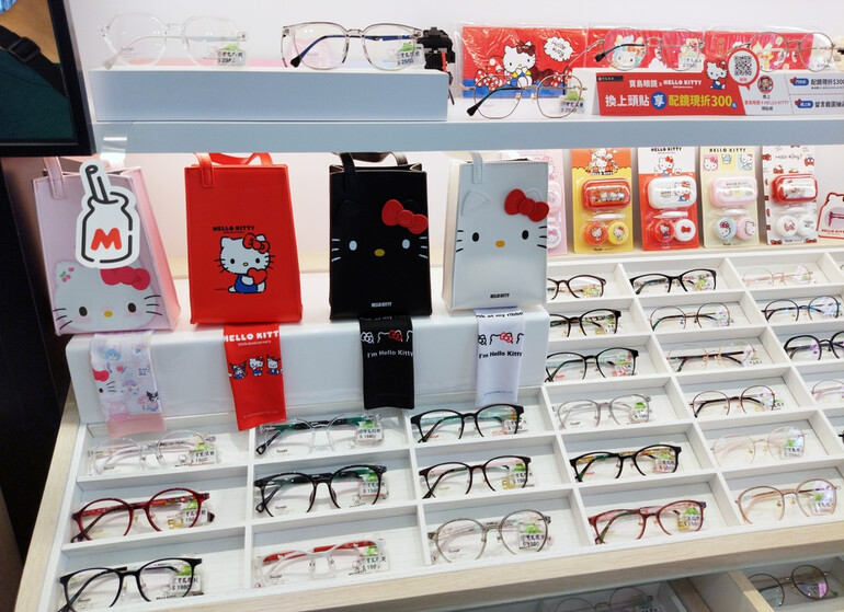 琳瑯滿目的聯名眼鏡款式讓許多患有Hello Kitty迷戀症的網友大呼陷入選擇障礙/網友提供 琳瑯滿目的聯名眼鏡款式讓許多患有Hello Kitty迷戀症的網友大呼陷入選擇障礙/網友提供