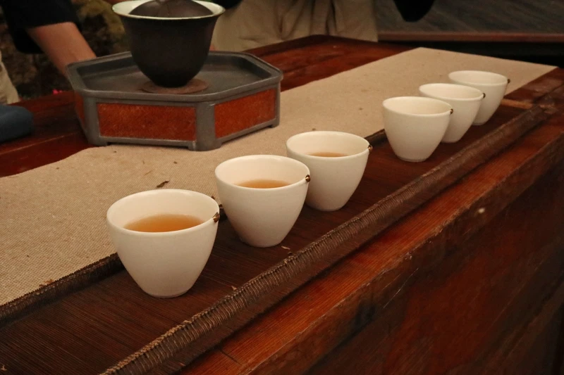 透過頌缽聲響與茶侶的帶領下,一一細細品味。 透過頌缽聲響與茶侶的帶領下,一一細細品味。