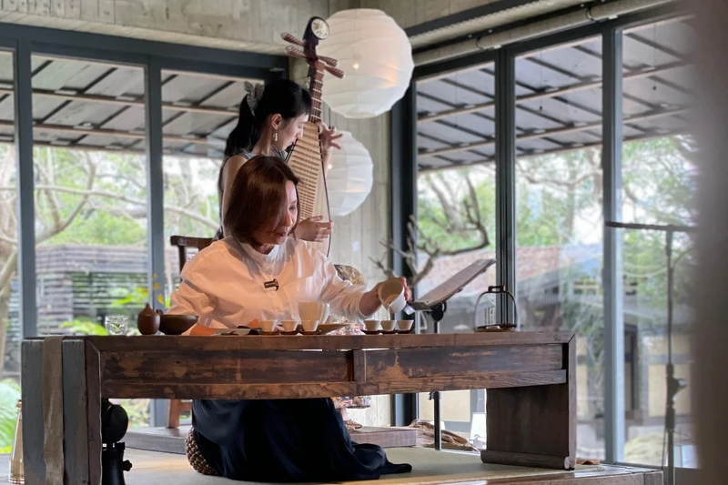 邀請「植心樂集」首席演奏家徐偉珊,在現場奏鳴琵琶。 邀請「植心樂集」首席演奏家徐偉珊,在現場奏鳴琵琶。