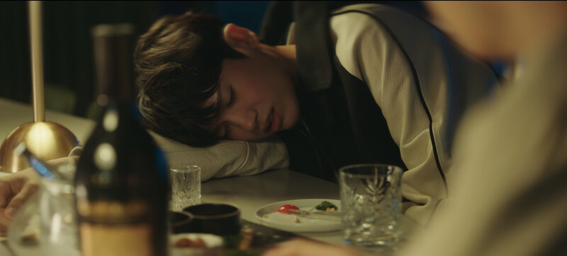 閔庚敏趁余正宇喝醉,在他的酒中混入安眠藥。 閔庚敏趁余正宇喝醉,在他的酒中混入安眠藥。