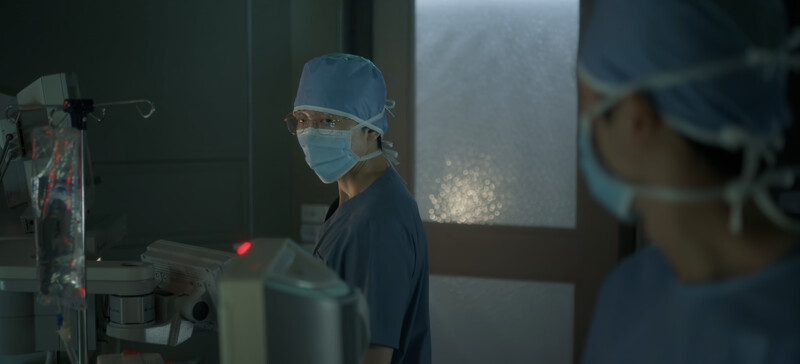 因有放置錄影機習慣,而幫助余正宇脫離罪責的麻醉科醫師姜鎮碩。 因有放置錄影機習慣,而幫助余正宇脫離罪責的麻醉科醫師姜鎮碩。