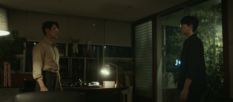 姜鎮碩帶著震撼消息拜訪閔庚敏的辦公室。 姜鎮碩帶著震撼消息拜訪閔庚敏的辦公室。