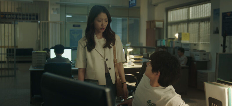 南荷娜和南博德一起觀看余正宇被闖空門那天的監視器。 南荷娜和南博德一起觀看余正宇被闖空門那天的監視器。