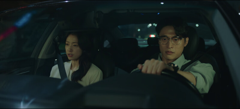 不顧危險,南荷娜私自找閔庚敏對質。 不顧危險,南荷娜私自找閔庚敏對質。