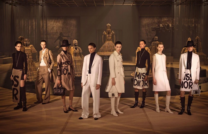 創意總監 Maria Grazia Chiuri 帶領我們穿越時空重回1960年代。