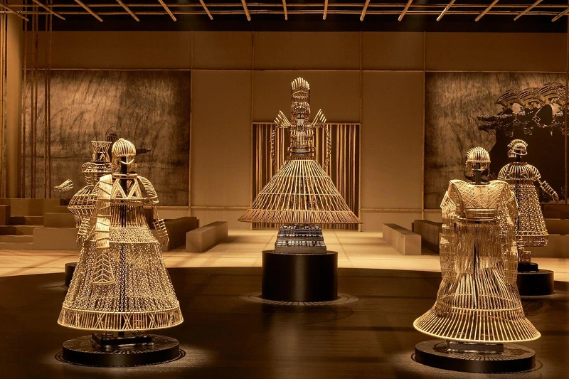 Dior秀場上的裝置藝術是由印度藝術家Shakuntala Kulkarni 所設計製作的。