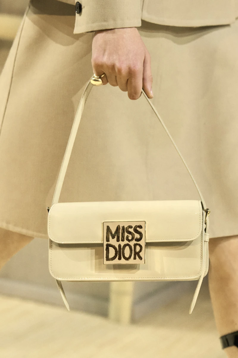 「Miss Dior」塗鴉字樣源於品牌歷史檔案裡慶祝1967年 Miss Dior 巴黎精品店開幕而製作的一幅手繪廣告藝術品，今季也有運用在各處的細節。