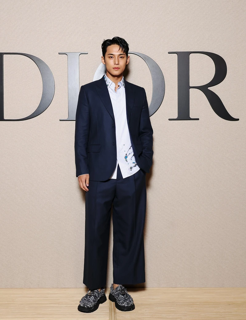 擁有57公分太平洋寬肩的珉奎來一身藍色西裝，搭配細條紋襯衫，輕鬆又帥氣。