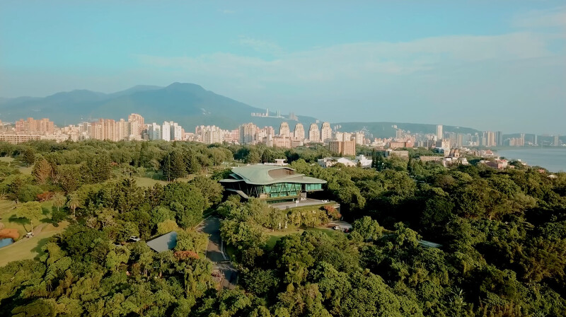 《2024後謠景像詩》場域橫跨寬闊綠意戶外大草皮、挑高室內劇場與大樹書房 《2024後謠景像詩》場域橫跨寬闊綠意戶外大草皮、挑高室內劇場與大樹書房