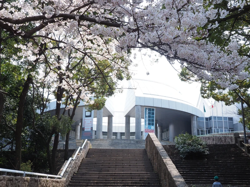 位於比治山公園內的廣島市現代美術館,順著地形所建造,完美融入公園景致之內。 位於比治山公園內的廣島市現代美術館,順著地形所建造,完美融入公園景致之內。