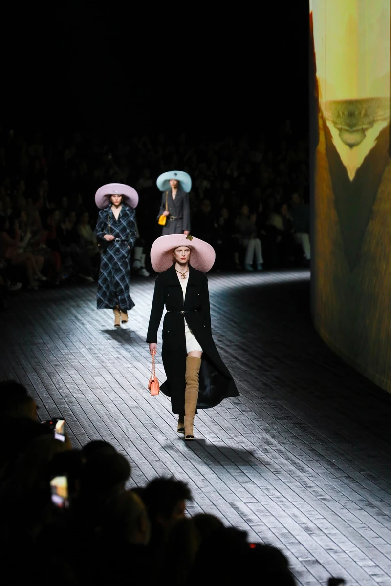 Chanel 2024秋冬系列,寬簷帽是秀場重點,本季運用粉嫩亮色系打造帽款,在寬帽簷上運用翻簷的手法詮釋,是經典法式風情的象徵。 Chanel 2024秋冬系列,寬簷帽是秀場重點,本季運用粉嫩亮色系打造帽款,在寬帽簷上運用翻簷的手法詮釋,是經典法式風情的象徵。