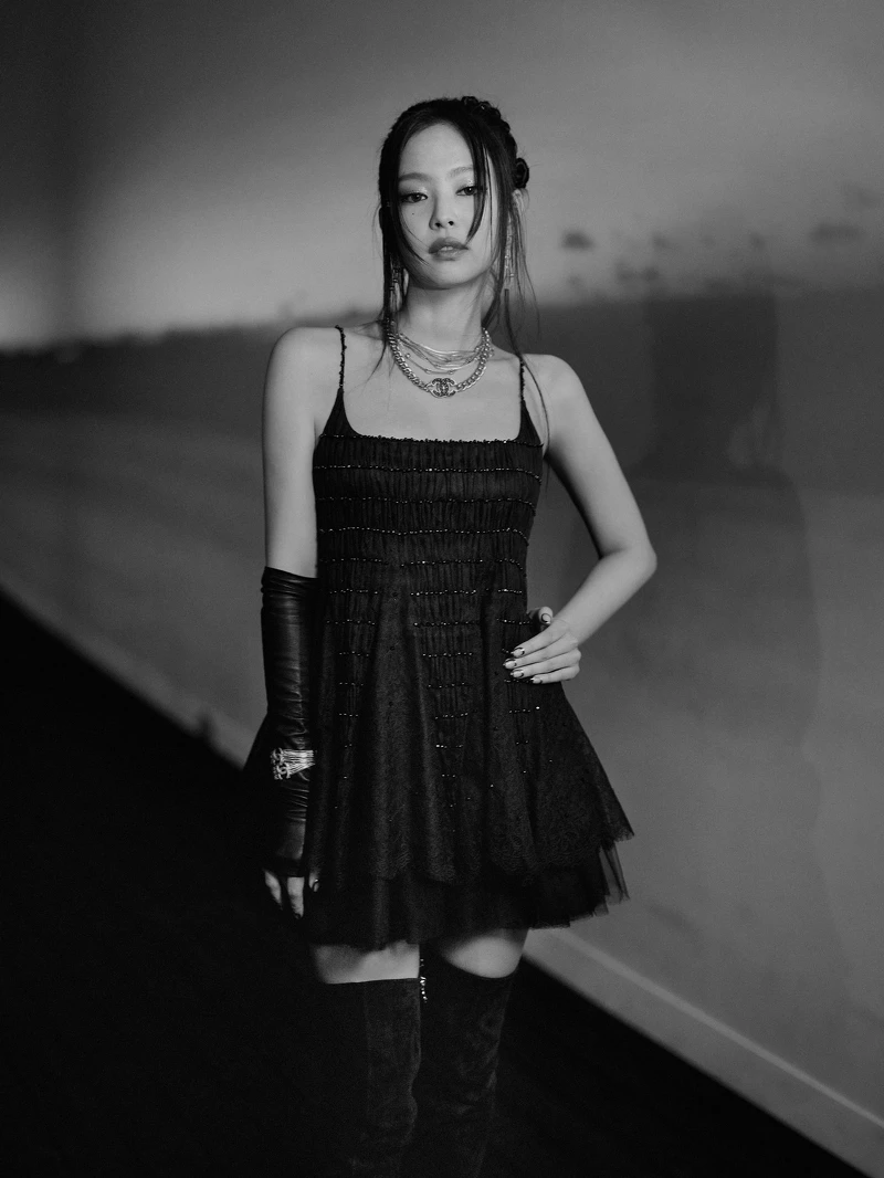 香奈兒全球大使 Jennie 以黑色短洋裝可愛又性感的裝扮出席大秀。