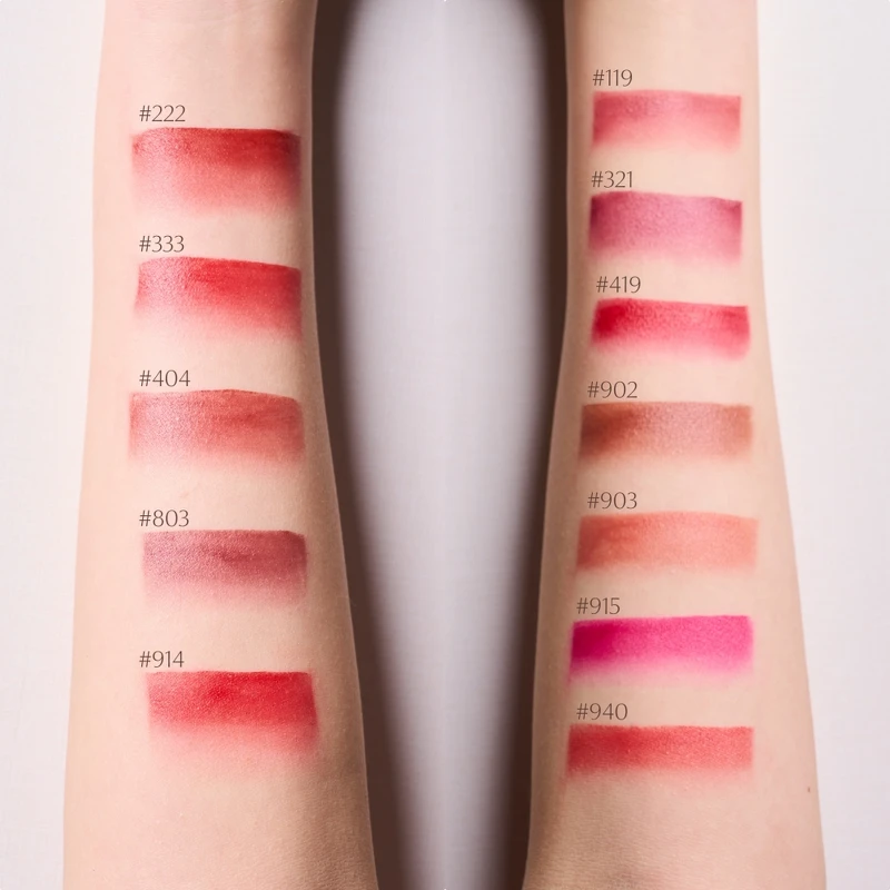 雅詩蘭黛耀眼出色細管唇膏釉光12色手部試色。