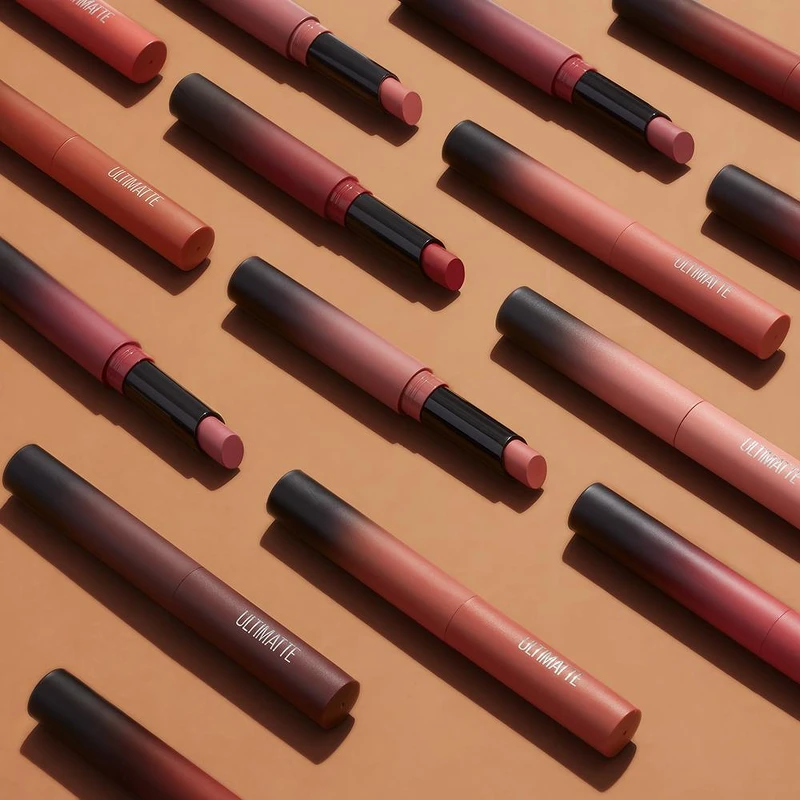 Maybelline媚比琳煙燻柔霧奶霜唇膏產品情境圖。