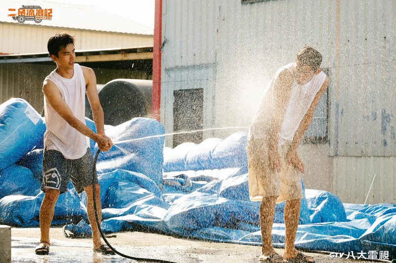 《二呆流浪記之完全大人手冊》曾敬驊、朱軒洋替偏鄉小學準備難忘的畢業驚喜