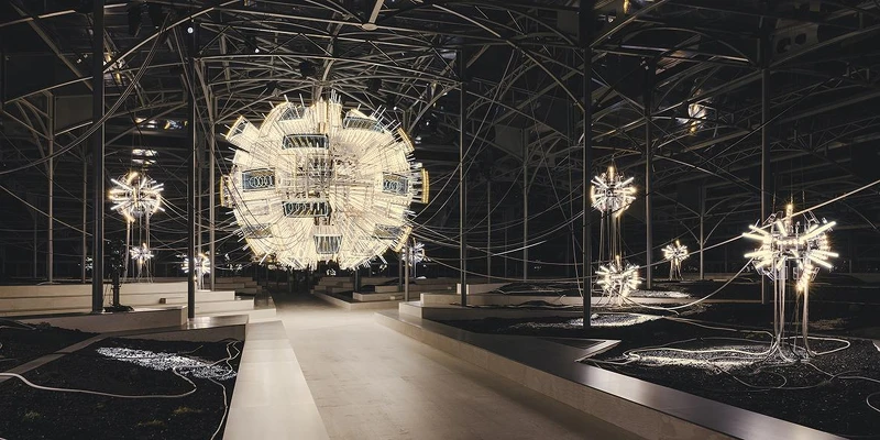 秀場裝置是由碎黑板岩、礦物質、鹽晶體和玻璃等多種材質精心打造。