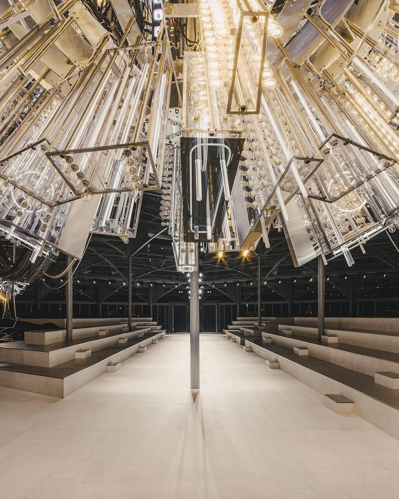 Louis Vuitton 2024秋冬大秀，斥資打造一座未來溫室，呼應藝術總監Nicolas Ghesquière 所想要傳遞關於過去與未來的總和樣貌。 