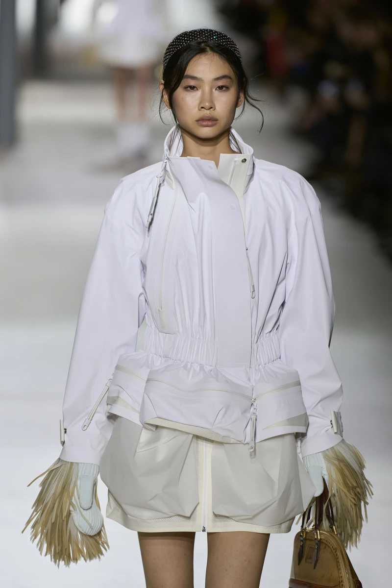 Louis Vuitton 大使鄭浩妍換上最新系列替服裝秀開場。