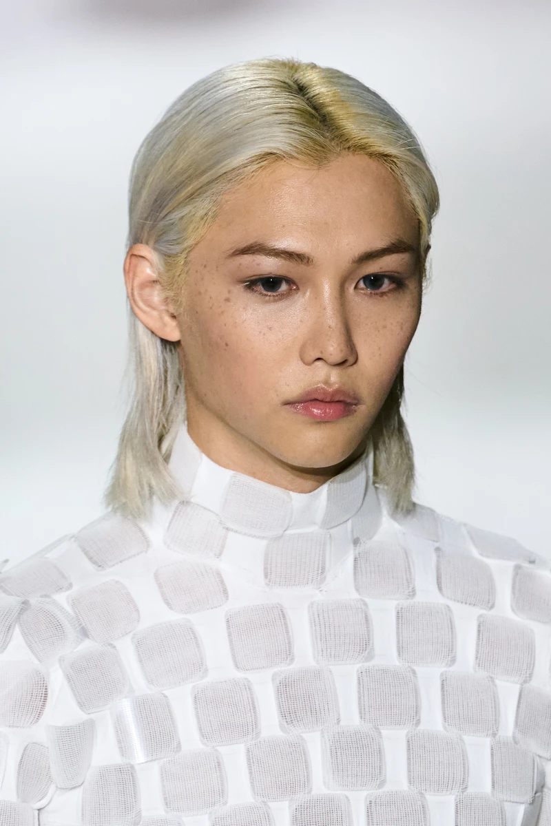 韓國超人氣 Stray kids 成員Felix李龍馥 驚喜出現於24秋冬女裝秀台，化身未來精靈，仙氣逼人。