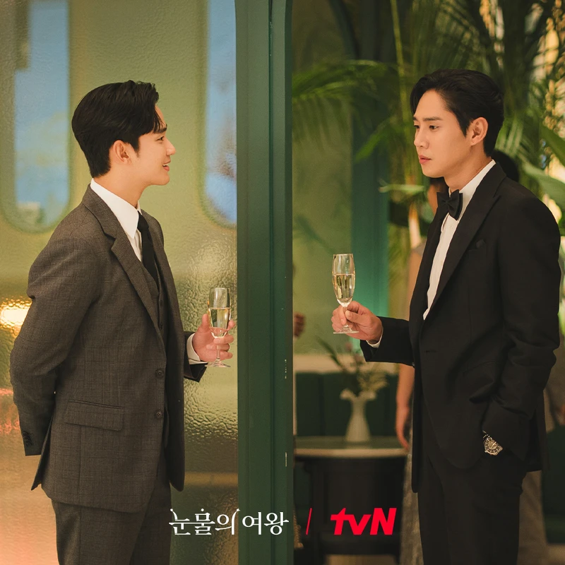 派對上，尹珢誠(右)分外眼紅情敵白賢祐(左)