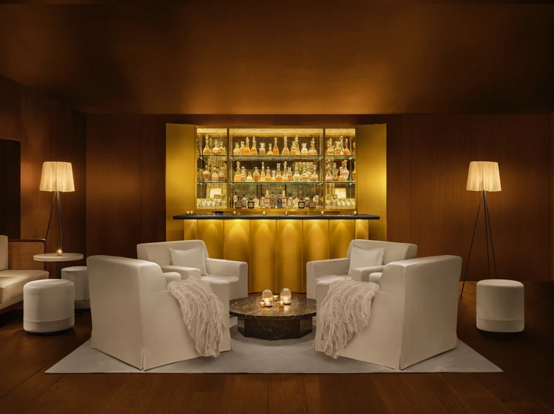 「Lobby Bar」就位於整個建築中心位置。