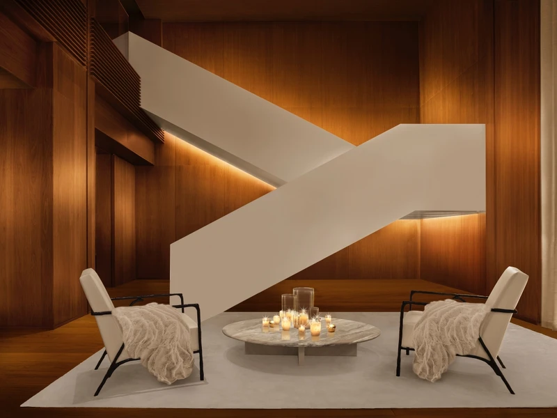 在大廳中一座以白色金屬鑄造而成樓梯相當醒目。