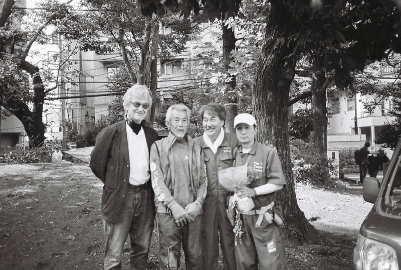 《我的完美日常》役所廣司跟著「東京公廁計畫」清潔員江田雄司(右一)學習清潔技巧。左起為導演文溫德斯、現代舞大師田中泯