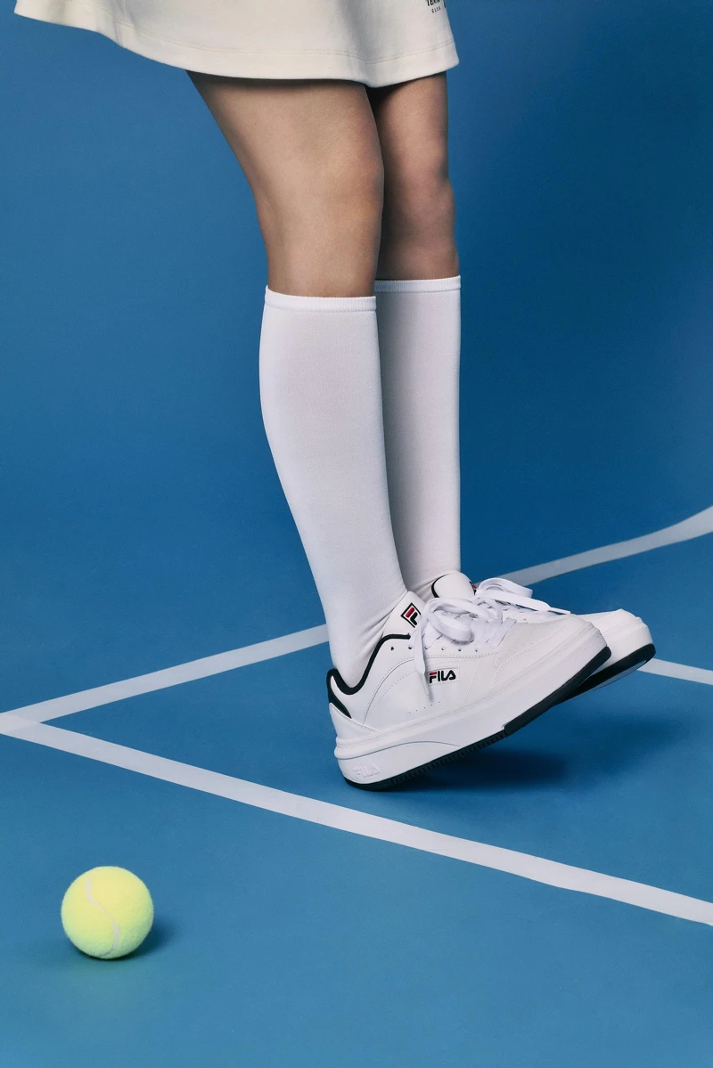 正在挑選新歡的球鞋控們，是不是被這次的ABC-MART獨家發售FILA女力系列眾多出色絕美鞋款給燒到了？現在都能在門店中找到它們的蹤影，這個春夏的出色時髦裝扮造型就交給ABC-MART獨家FILA女力系列，請盡情開買吧！