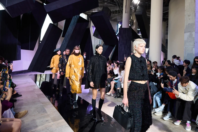 Shiatzy Chen 夏姿・陳將東方傳統文化中的筆、墨、硯、紙為2024秋冬靈感。 Shiatzy Chen 夏姿・陳將東方傳統文化中的筆、墨、硯、紙為2024秋冬靈感。