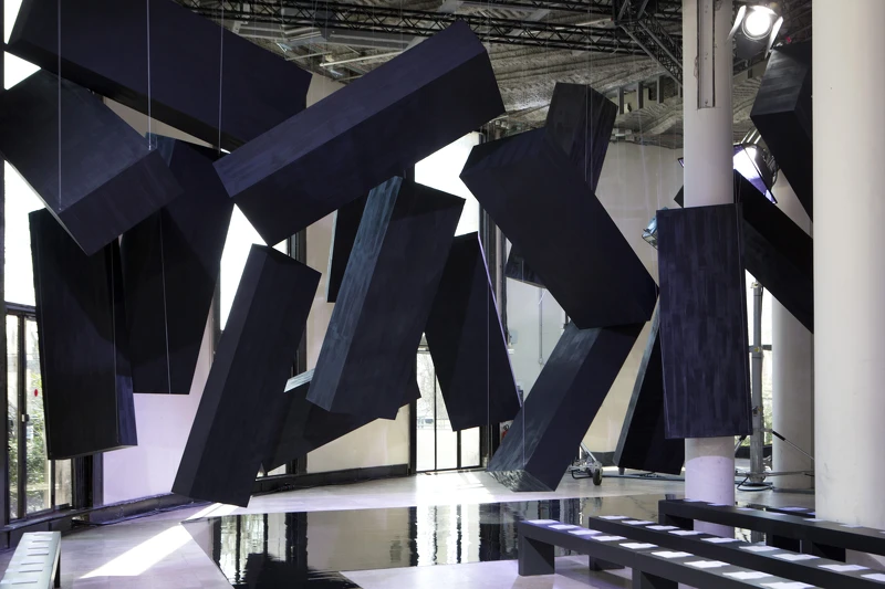 2024秋冬大秀秀台上懸掛無數的墨條呼應本季主題。 2024秋冬大秀秀台上懸掛無數的墨條呼應本季主題。