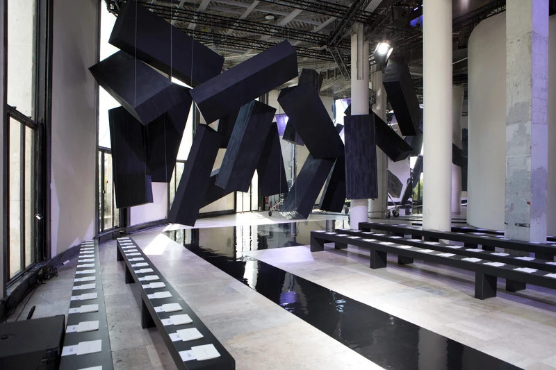 秀台上偌大的墨條是2024秋冬主題。 秀台上偌大的墨條是2024秋冬主題。