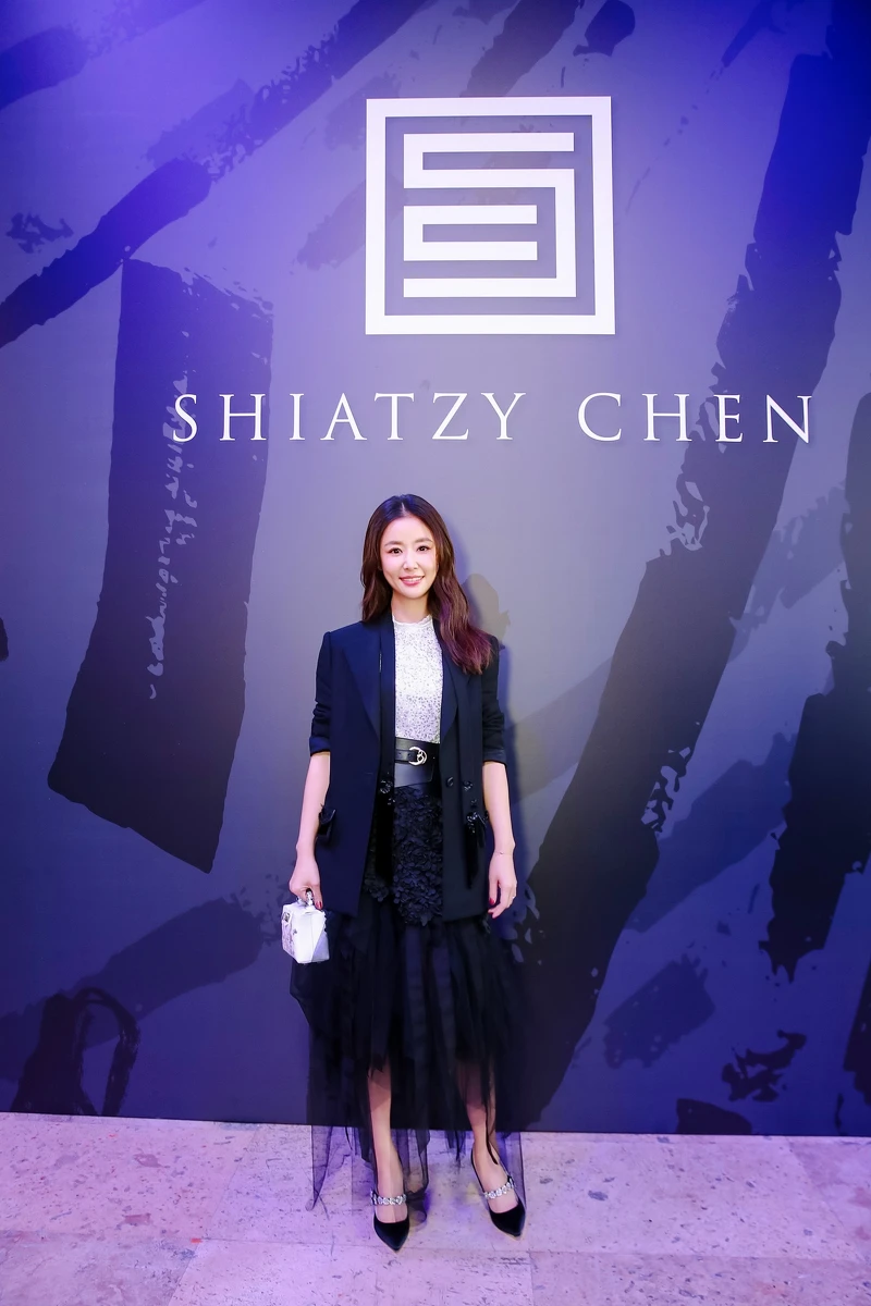 林心如一身以黑色西裝外套搭配網紗裙,打造女性魅力。