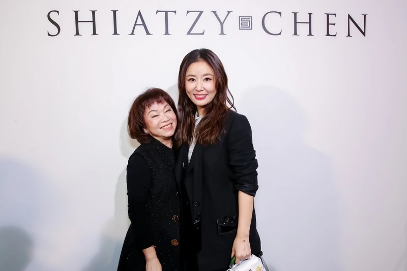 林心如與設計總監 Shiatzy Chen 於秀後開心合影。 林心如與設計總監 Shiatzy Chen 於秀後開心合影。