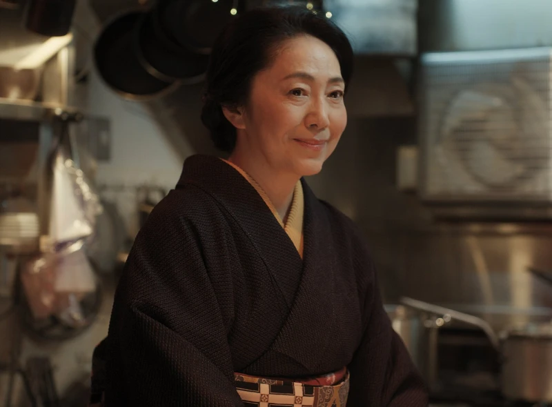 殿堂級演歌歌手石川小百合在《我的完美日常》片中飾演居酒屋媽媽桑