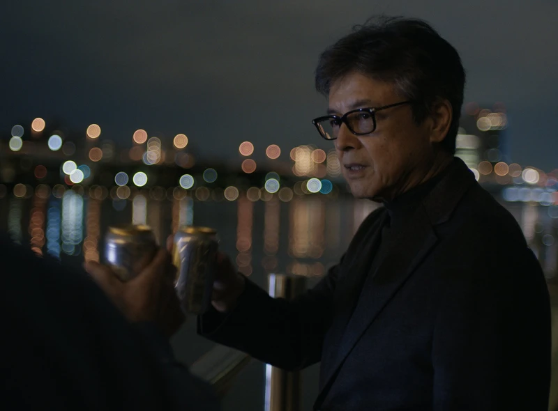 資深演技派三浦友和在《我的完美日常》客串演出，與役所廣司在河堤談心