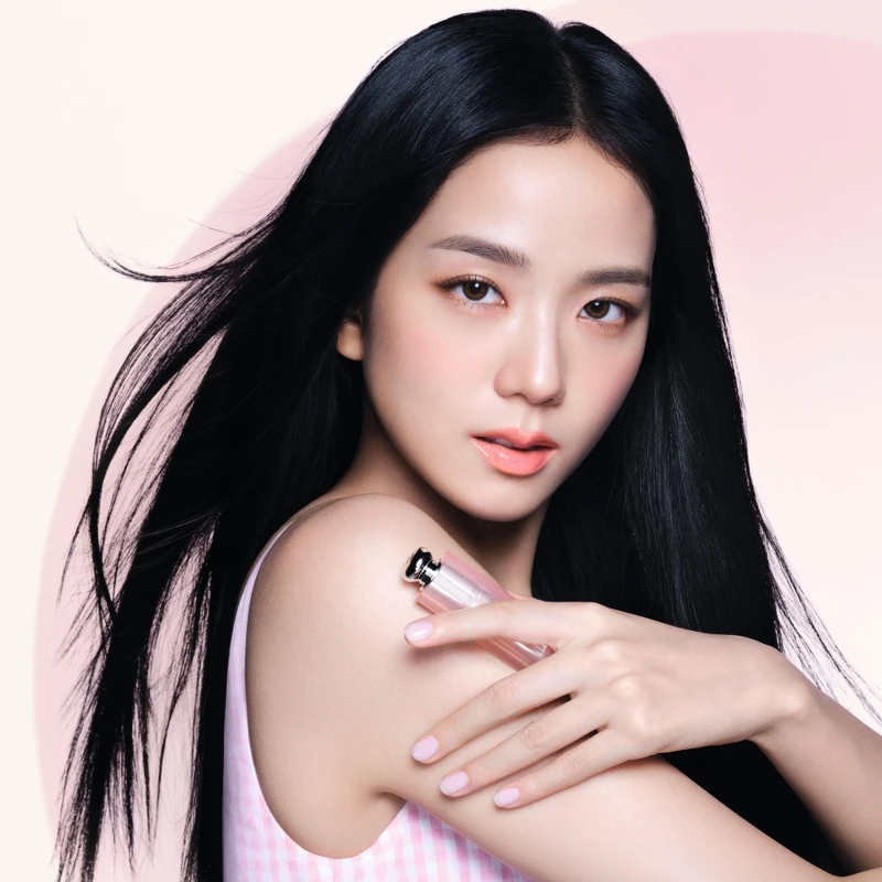 Dior迪奧癮誘粉漾潤唇膏2024全新限量Jisoo色#06果凍珊瑚形象圖。 Dior迪奧癮誘粉漾潤唇膏2024全新限量Jisoo色#06果凍珊瑚形象圖。