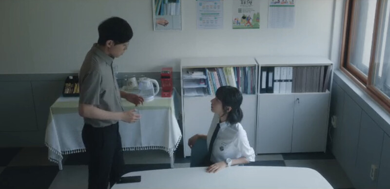 試圖求救的成秀智發現班導也並非善類。 試圖求救的成秀智發現班導也並非善類。