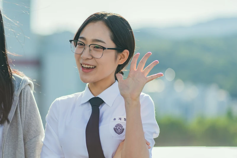 宋在馨被明子恩拯過後就此煞到她並加入計畫。  宋在馨被明子恩拯過後就此煞到她並加入計畫。